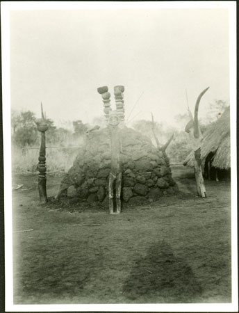 Bongo grave with carvings