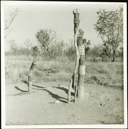 Mandari grave marker