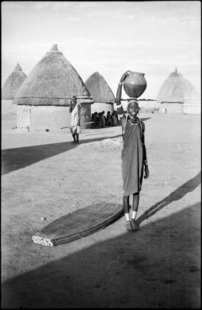 Shilluk girl with pot