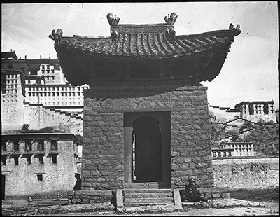 Chinese-style structure in Potala Sho housing doring