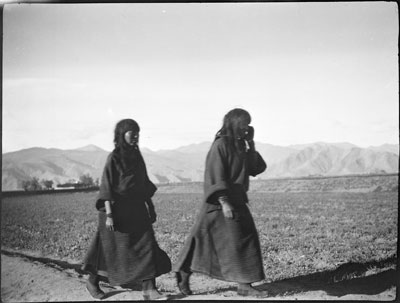 Nuns outside Gyantse