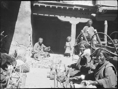 Spinning wool at Gobshi near Gyantse