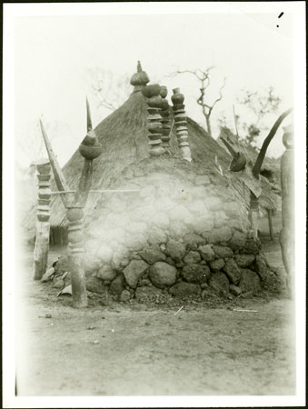 Bongo grave with carvings