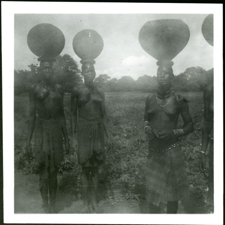 Mandari women carrying pots