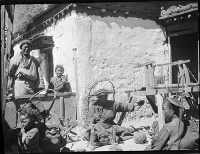 Spinning wool at Gobshi near Gyantse